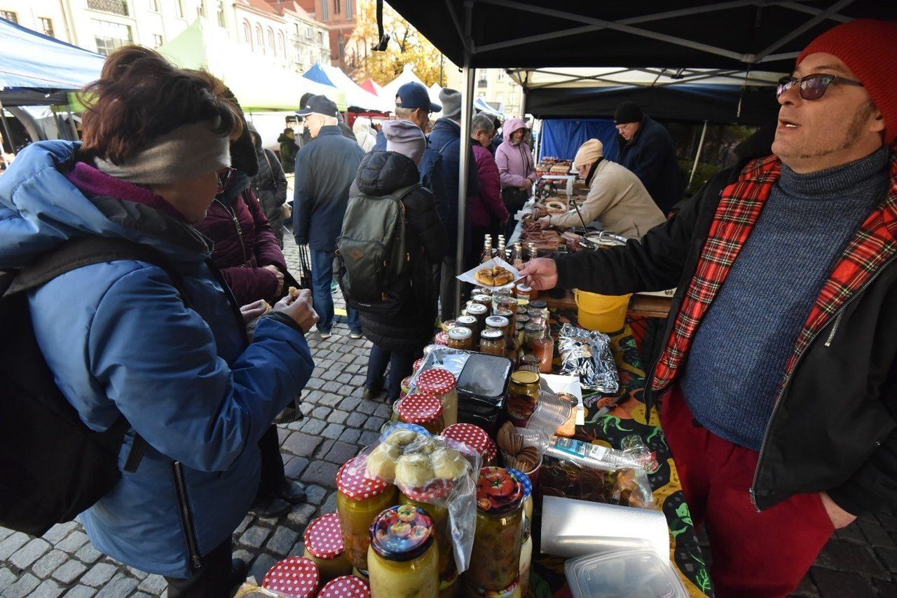 Doceńmy to, co mamy zdrowego, lokalnego i niekosztownego - mówi Filip Malinowski. To założyciel Fundacji Zdrowego Życia w Toruniu, organizator Wolnego Jarmarku Toruńskiego, organizator warsztatów zielarskich, szef &#34;Chwast Prast  Vegeterian Bistro&#34;, chodząca vege encyklopedia. Na zdjęciu: przy swoim stoisku na Wolnym Jarmarku.