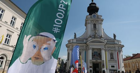 "Jan Paweł II" spacerował po Wadowicach. Mieszkańcy wpadli w osłupienie