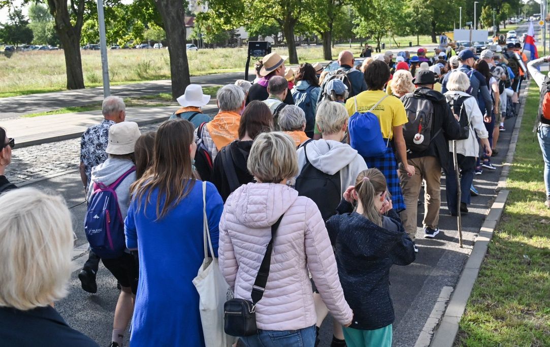 Tłum idzie przez Polskę. "Teraz jest nas trzy razy więcej"