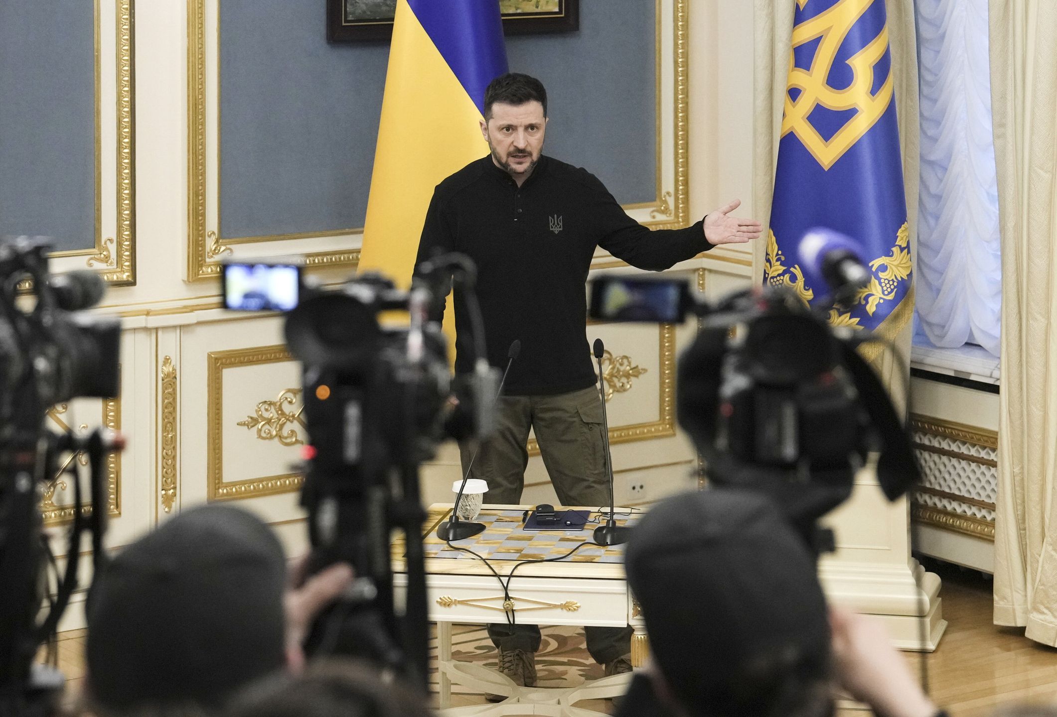 Ukrainian President Zelensky holds press conference in Kyiv
epa12010041 Ukrainian President Volodymyr Zelensky addresses a press conference in Kyiv, Ukraine, 04 April 2025. Zelensky briefed journalists about a meeting held in Kyiv between military chiefs of France, Britain and Ukraine regarding the deployment of peacekeepers.  EPA/STRINGER 
Dostawca: PAP/EPA.
STRINGER
ukraine, head of state, presser, media, briefing
