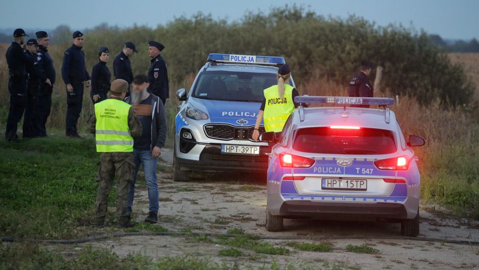 Korsze, 20.09.2025. Służby w miejscu znalezienia rosyjskiego drona w miejscowości Korsze, 20 bm. W nocy z 9 na 10 września doszło do naruszenia polskiej przestrzeni powietrznej przez dużą liczbę rosyjskich bezzałogowych statków powietrznych. Pierwsze miało miejsce o godz. 23.30 zaś ostatnie rano ok. 6.30. Te, które stanowiły bezpośrednie zagrożenie, zostały zestrzelone. (sko) PAP/Tomasz Waszczuk ***Do tego materiału zdjęciowego dostępna jest również depesza w systemie CSI, pt.: W woj. warmińsko-mazurskim odnaleziono ostatniego drona, który wleciał do Polski z Rosji***