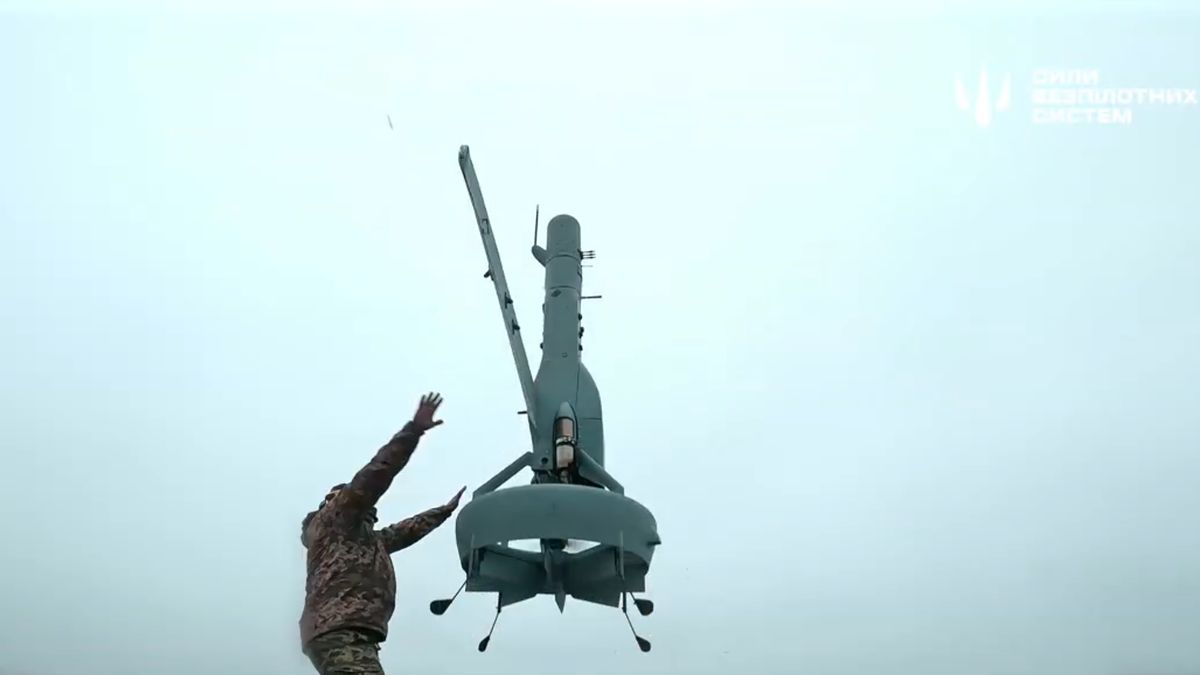 Shield AI MQ-35A V-BAT podczas startu.