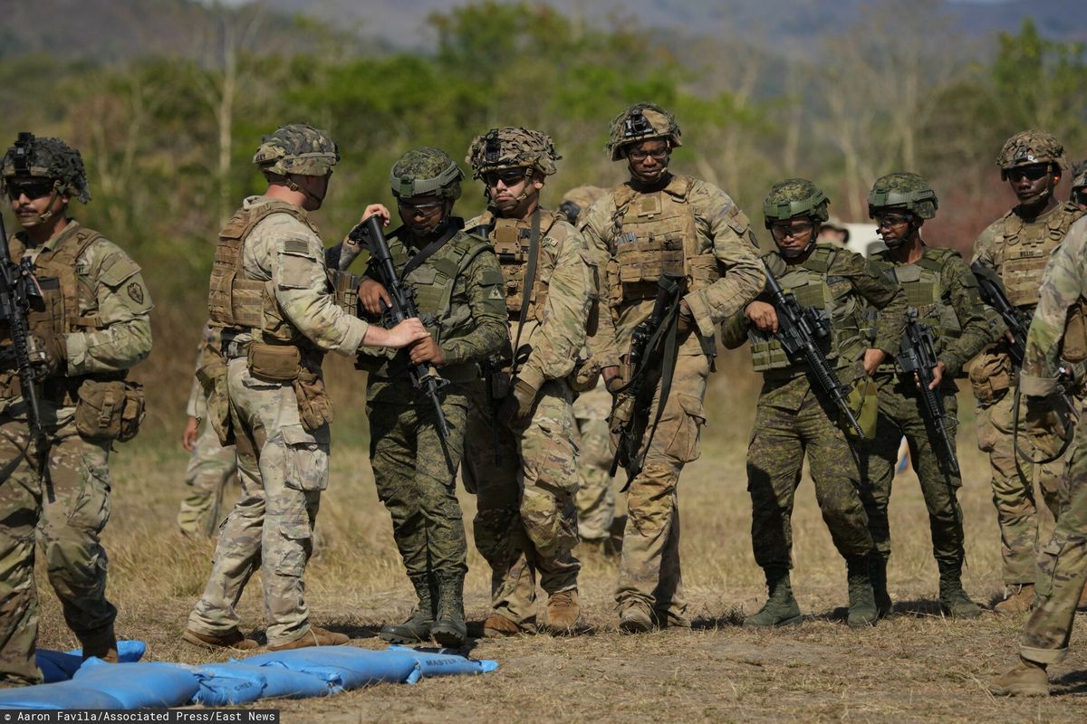 Filipińscy i amerykańscy żołnierze podczas wspólnych ćwiczeń wojskowych w Fort Magsaysay, prowincja Nueva Ecija, północne Filipiny.