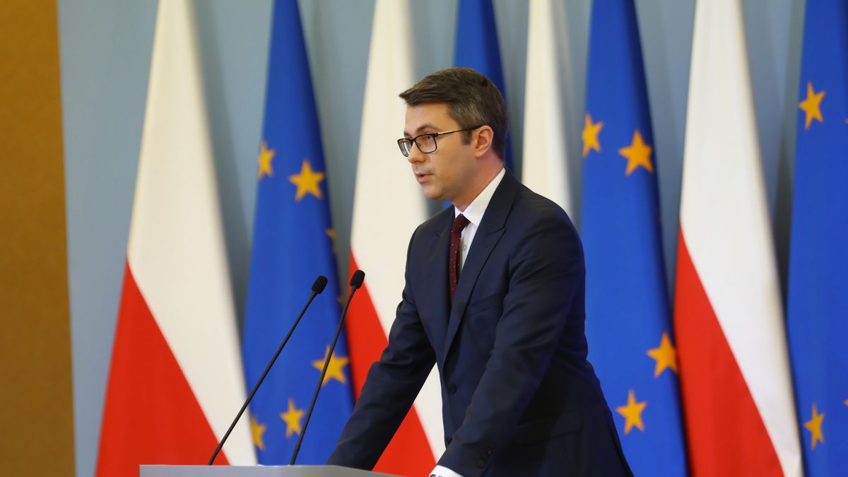 Na zdjęciu Piotr Müller w trakcie konferencji prasowej