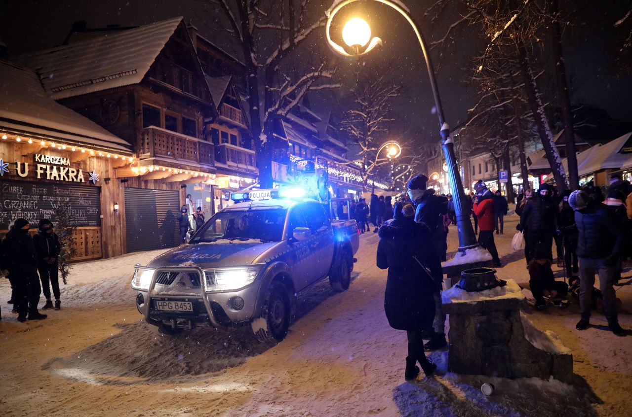 Zakopane. Rzecznik KWP tłumaczy zachowanie policjanta z Krupówek