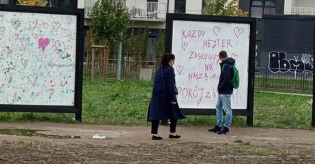 Oburzający incydent. Ksiądz reaguje. Taka tablica w Poznaniu