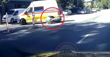 Skuter uderzył w kartkę. Internauci wskazali winnego