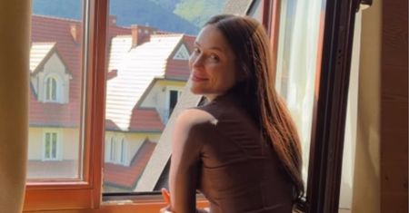 Natsu zachwyca kadrami z Zakopanego! Oparta o parapet wygina się w obcisłym komplecie