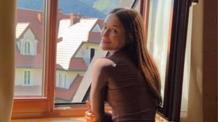 Natsu zachwyca kadrami z Zakopanego! Oparta o parapet wygina się w obcisłym komplecie