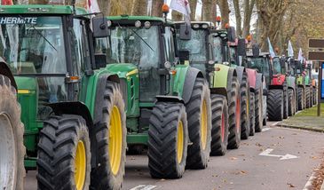 Ciężarówka zniszczyła ciągniki protestujących. Ale to oni mają zarzuty