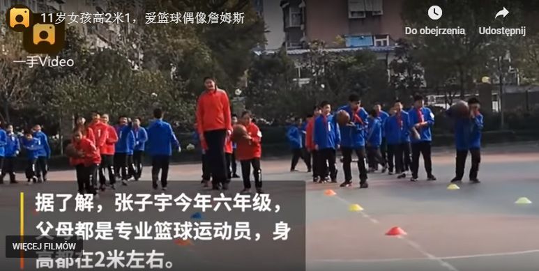 2-metrowa dziewczynka góruje nad rówieśnikami, ale nie ma problemów z ich akceptacją 