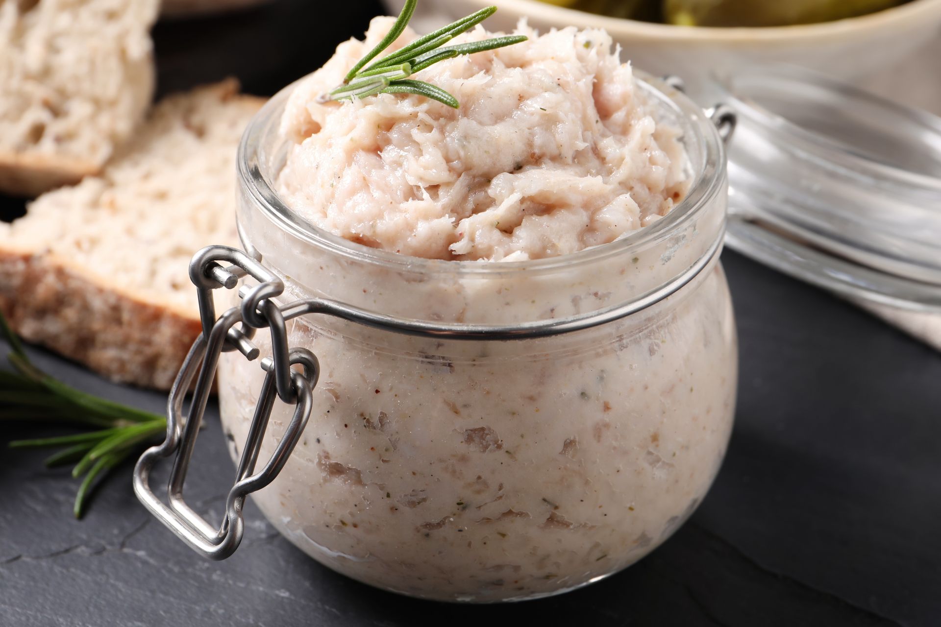 Mielę i mieszam z dodatkami. To jedno z najlepszych smarowideł do chleba