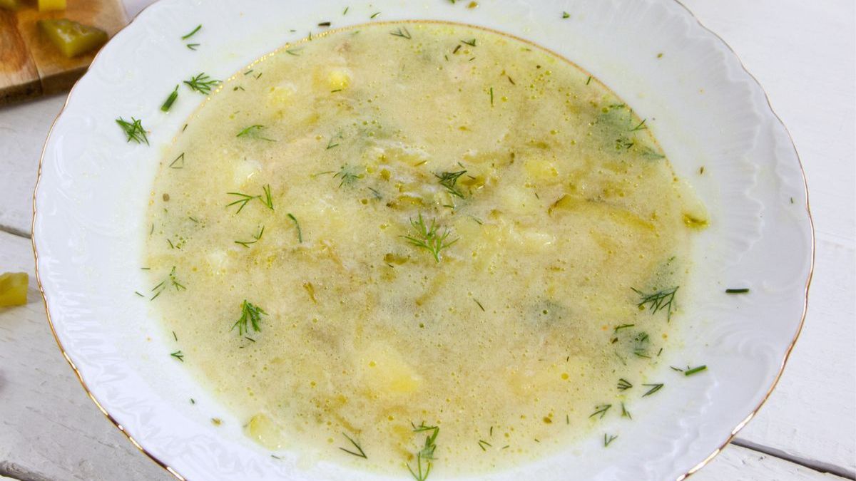 Ciepła zupa ogórkowa przynosi ukojenie dla podrażnionych jelit 