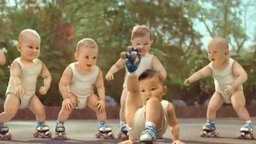 Niemowlaki na rolkach - reklama na YouTube z rekordem świata! 1