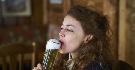 Polacy uwielbiają takie piwo. Skutki są fatalne