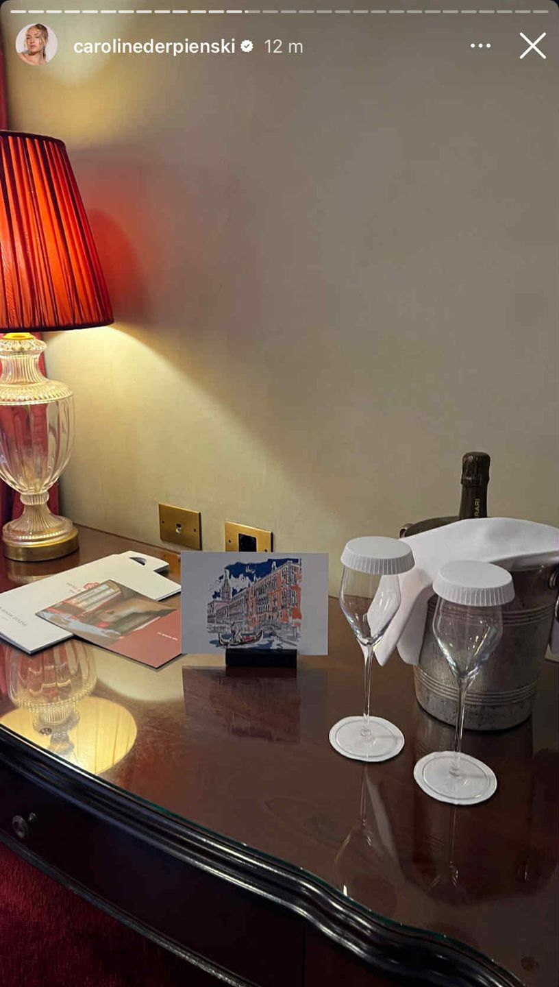 Caroline Derpienski śle pozdrowienia z Wenecji