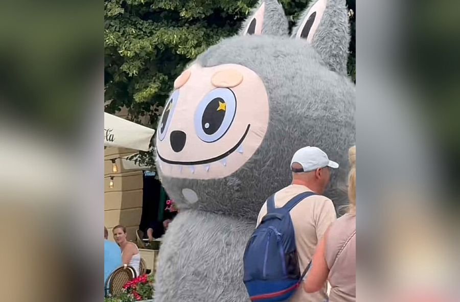 Wielkie Labubu nad polskim morzem. Ile kosztuje zdjęcie z maskot