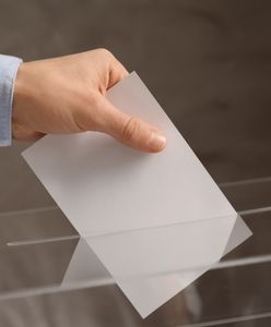 II tura wyborów prezydenckich 2025 za granicą. Do której głosowanie i czy można głosować po 21:00?