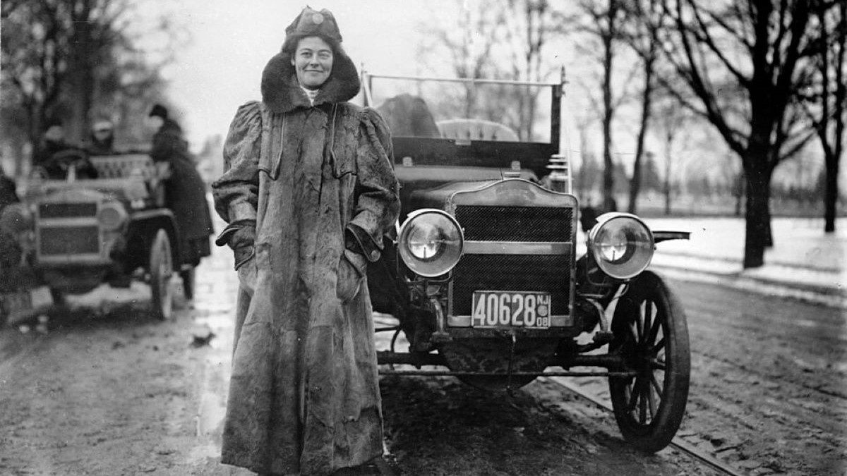 Alice Ramsey przy samochodzie Maxwell