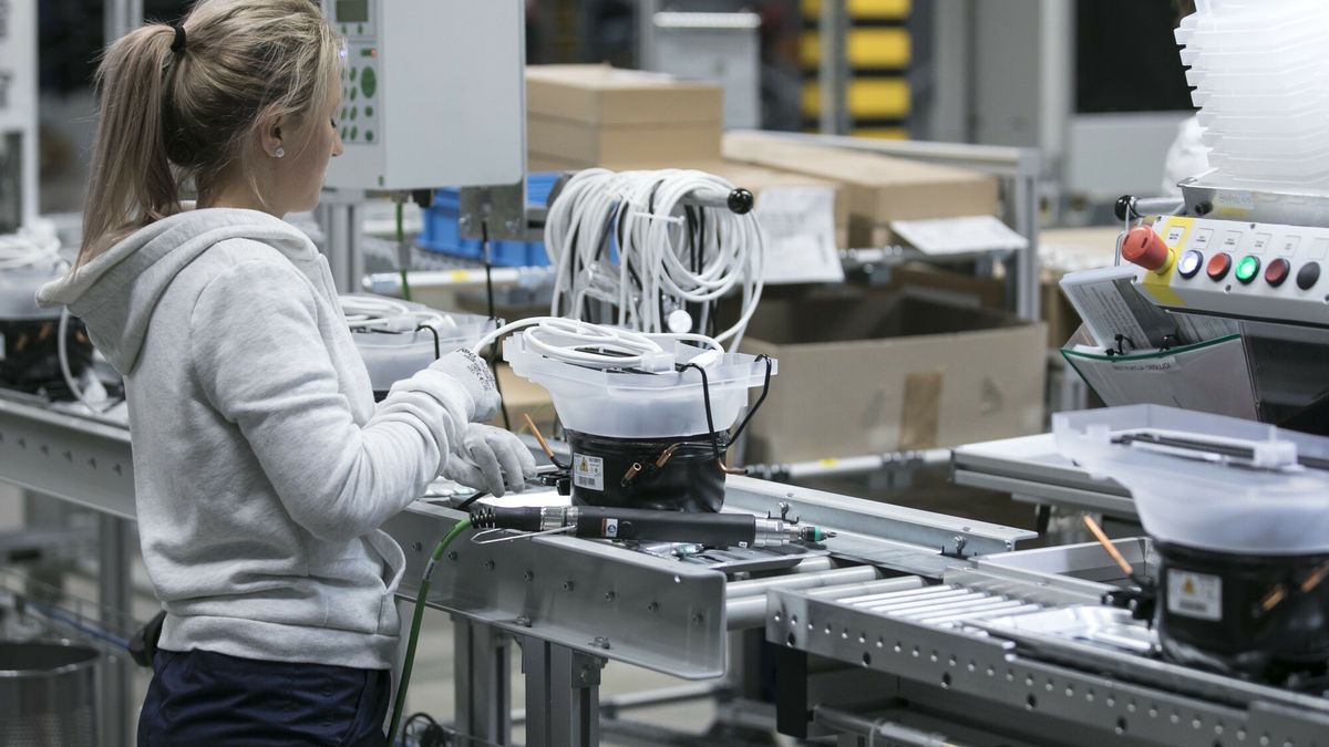 Otwarcie Fabryk BSH we Wroc?awiu
Fot. Leszek Kotarba/ East News  14.09.2017 Wroclaw  Firma BSH uruchomila fabryki piekarnikow i lodowek  n/z Linia produkcyjna lodowek
LESZEK KOTARBA