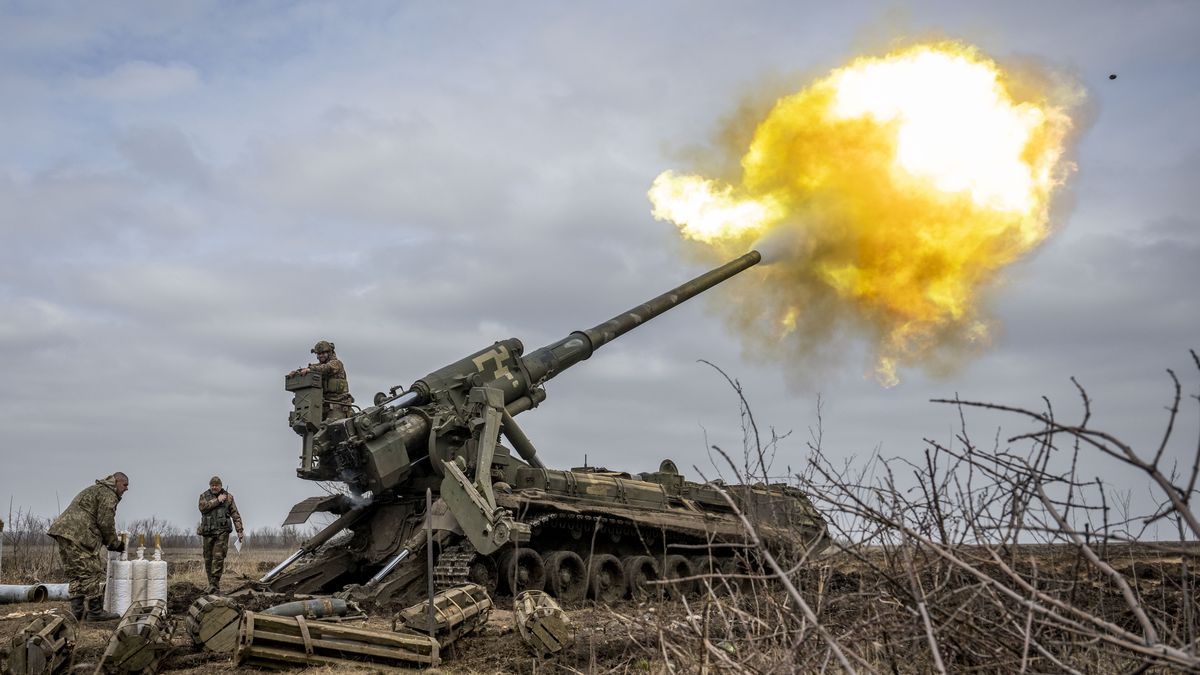 CHASIV YAR, DONETSK PROVINCE, UKRAINE - MARCH 17: Ukrainian servicemen fire an artillery called 2S7 Pion howitzer cannon aiming to Russian positions in the frontline nearby Bakhmut in Chasiv Yar, Ukraine on March 17, 2023. (Photo by Muhammed Enes Yildirim/Anadolu Agency via Getty Images)