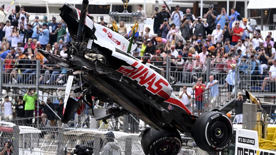 Marshals remove the racing car of German Formula One driver Mick Schumacher of Haas F1 Team after he crashed during the Formula One Grand Prix of Monaco at the Circuit de Monaco in Monte Carlo, Monaco, 29 May 2022. EPA/CHRISTIAN BRUNA / POOL Dostawca: PAP/EPA.