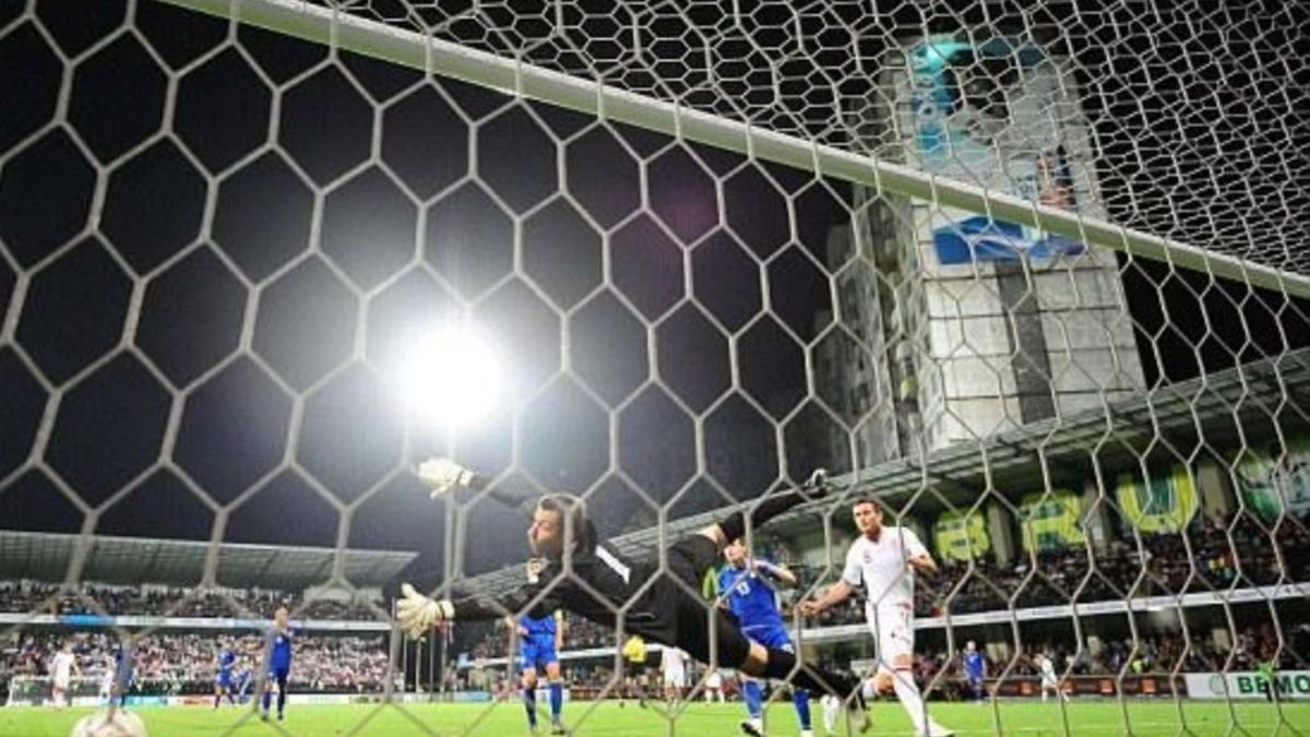 Widok zza bramki na stadionie, na którym zagra Polska