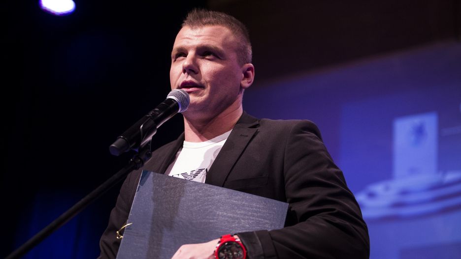 Orkiestrą Filharmonii Zielonogórskiej zadyryguje Sebastian Perłowski. Artysta ukończył z wyróżnieniem wydziały dyrygentury symfoniczno-operowej oraz kompozycji w Instytucie Jazzu na Akademii Muzycznej im. Karola Szymanowskiego w Katowicach. 