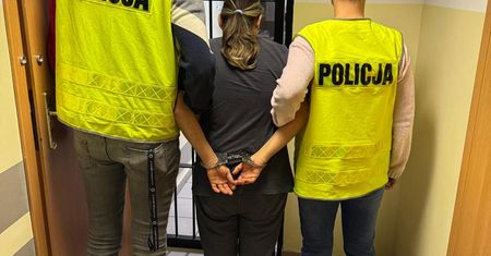 Matka i córka zatrzymane za nielegalne papierosy i luksusowe perfumy