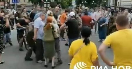Napięta atmosfera na ulicach Rostowa. Bójki i przepychanki między Rosjanami