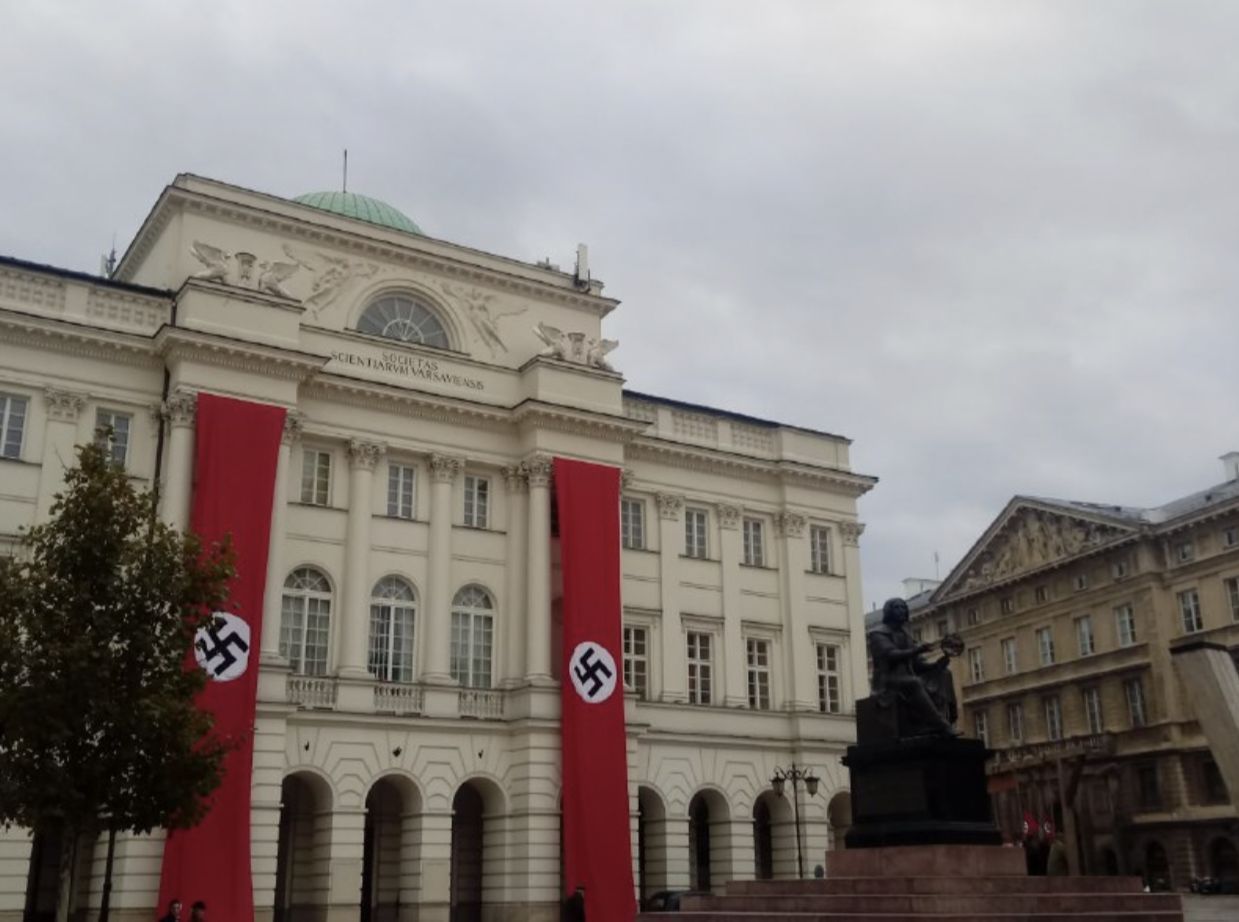 Zdjęcia z planu filmowego w Warszawie stały się pretekstem do publikacji w rosyjskiej prasie na temat polskiej polityki 