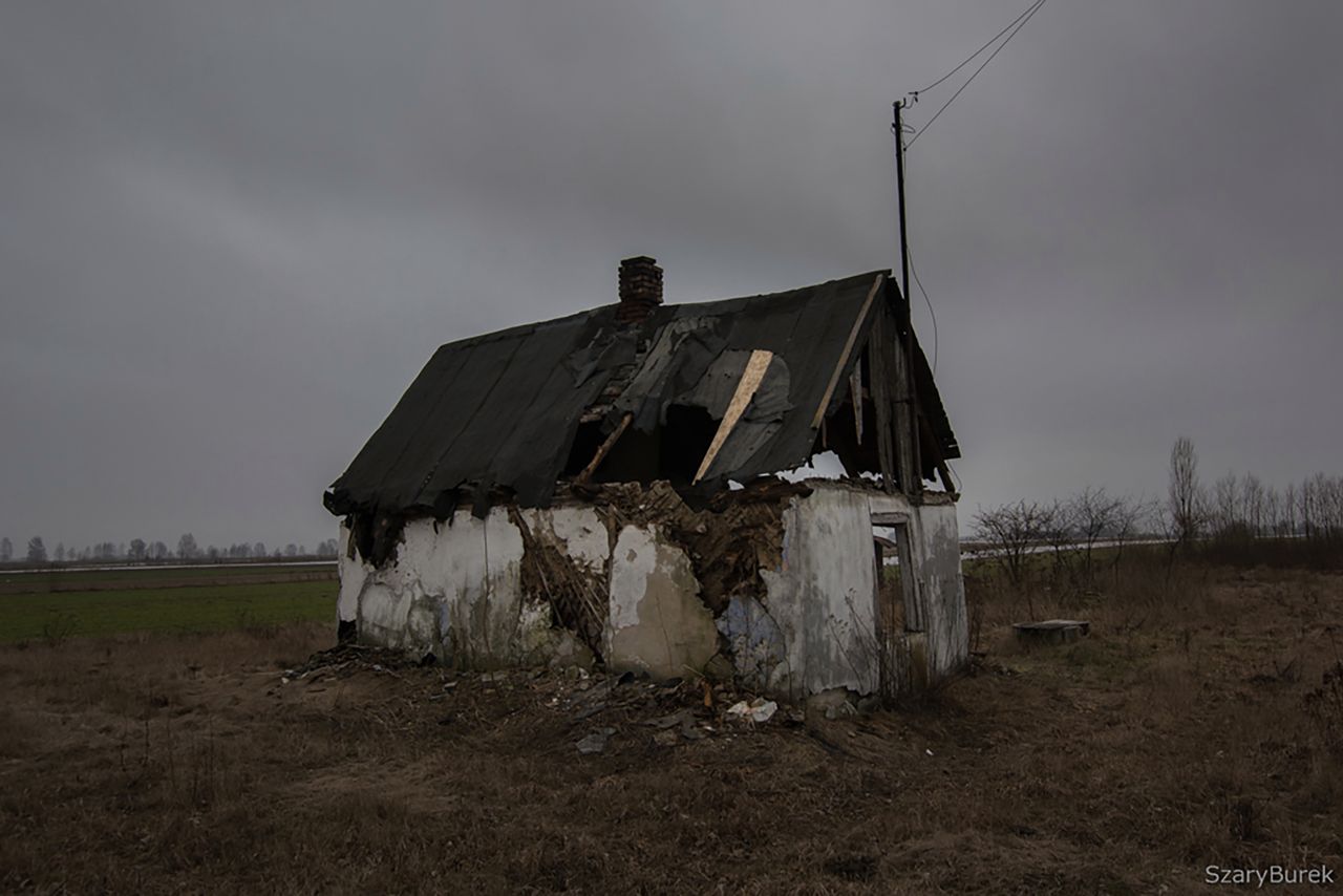 Historia pewnej chatki pod Warszawą. To tajemnicze miejsce przyciąga go od lat