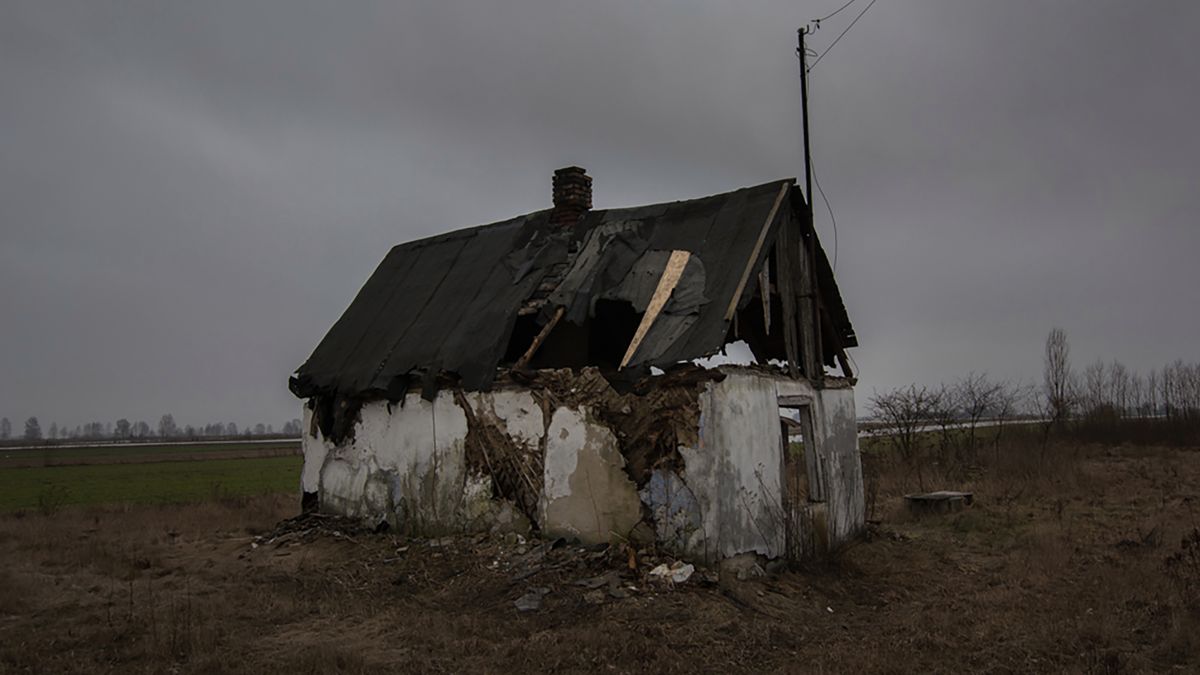 Historia pewnej chatki pod Warszawą. To tajemnicze miejsce przyciąga go od lat 1