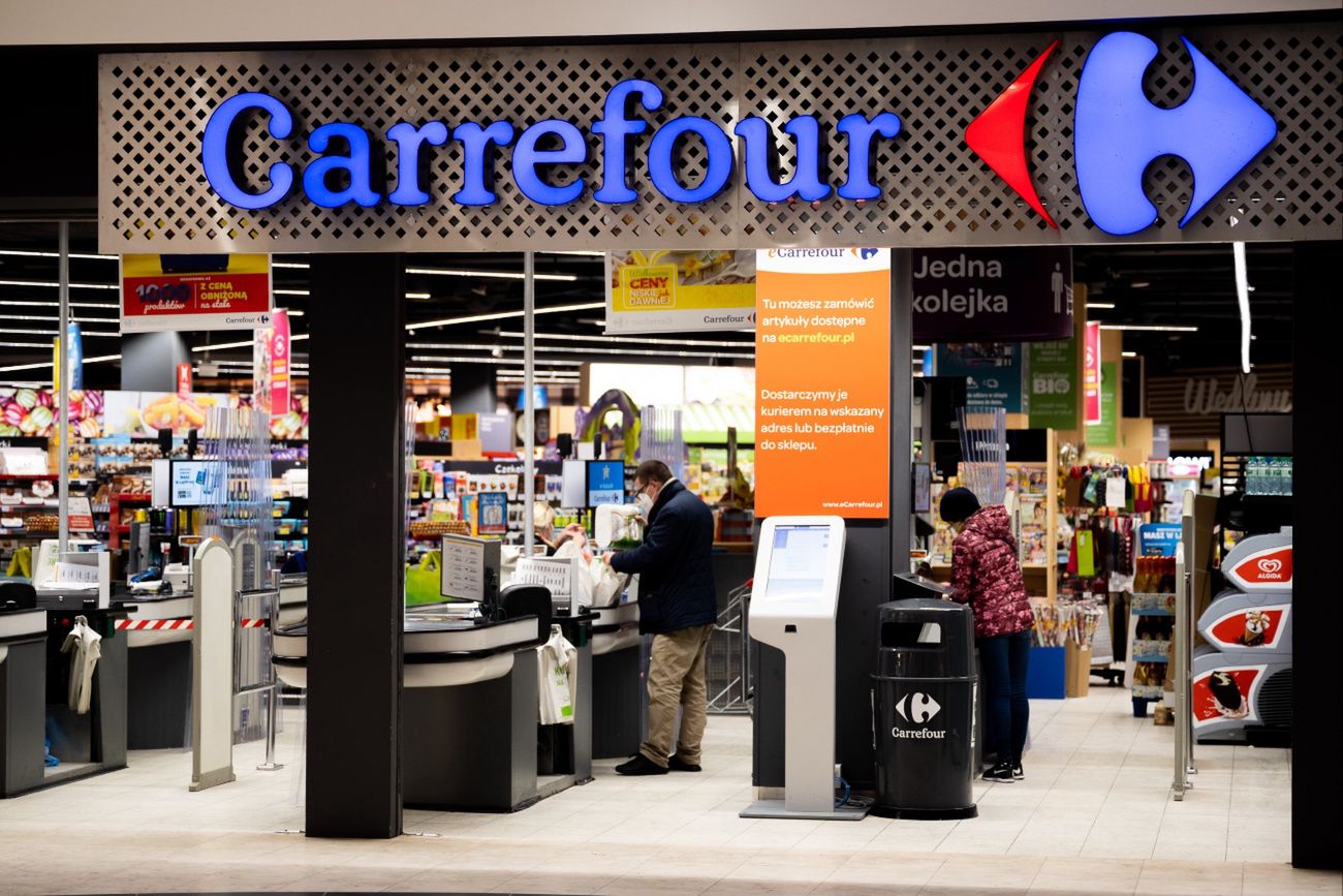 Carrefour sprzeda sklepy w Polsce? Niepewne losy ponad 700 placówek