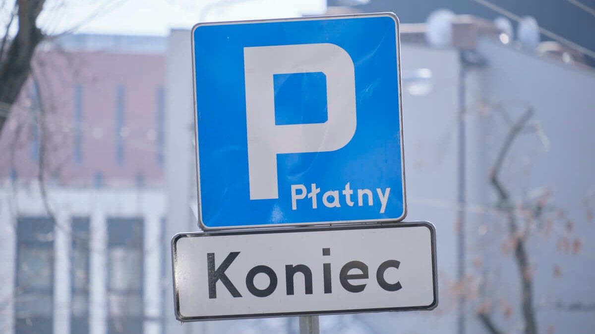 Znak informujący o końcu płatnego parkingu w Strefie Płatnego Parkowania