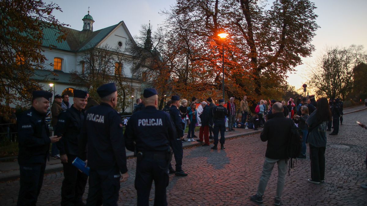 pikieta przeciwników PiS podczasmiesięcznicy pogrzebu pary prezydenckiej