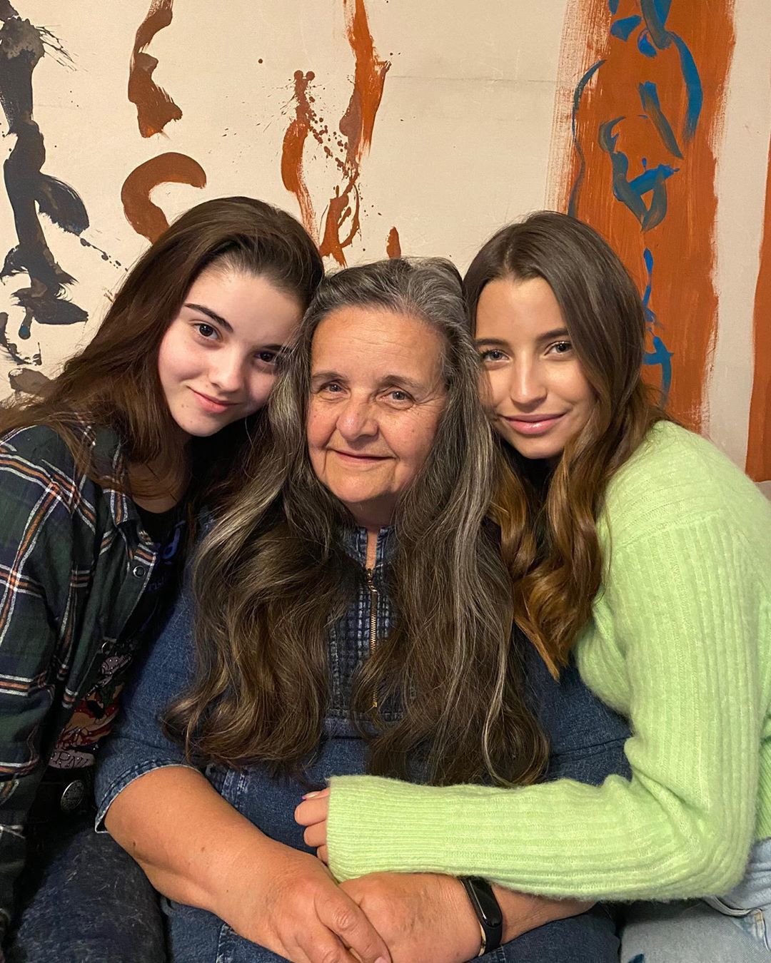 Julia Wieniawa pozuje z babcią i młodszą siostrą Alicją