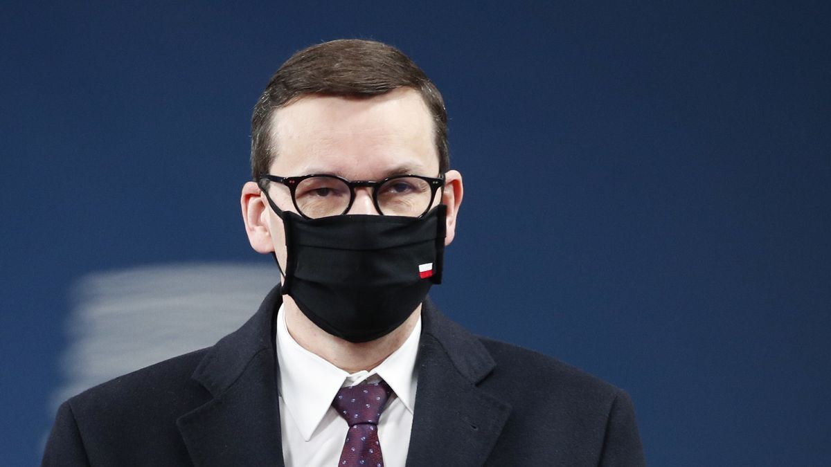 Na zdjęciu premier Mateusz Morawiecki w maseczce z naszytą flagą Polski