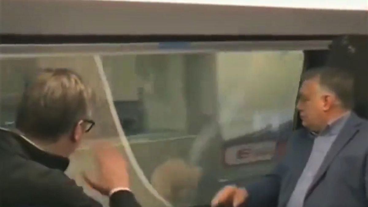 Prezydent Serbii machał do przechodniów, których nie było 