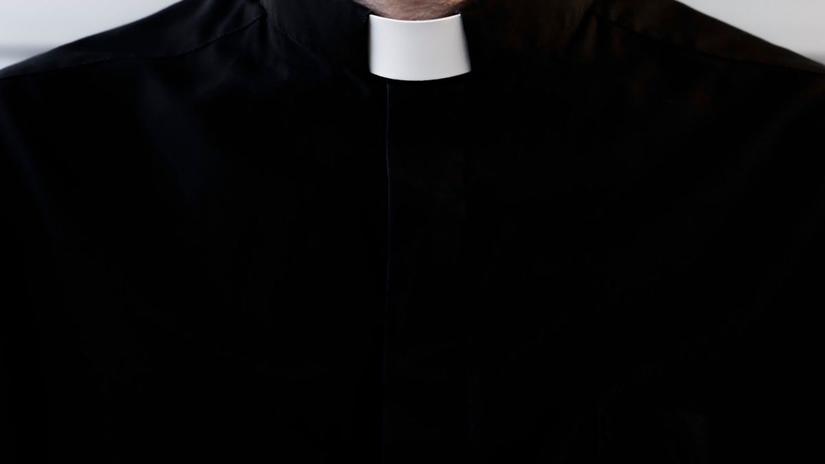 Ksiądz uczy o "Biznesu i zarządzania" w szkole w Poznaniu.