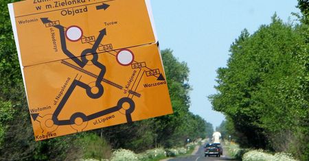 Remont po warszawsku? Tablica z trasą objazdu stała się memem