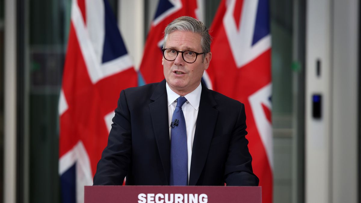 British Pirme Minister Keir Starmer speaks during a press conference at Northwood military base in west London, Britain, 22 May 2025. The UK government has announced plans to proceed with the Chagos Islands deal following a legal challenge at the High Court. EPA/ANDY RAIN / POOL Dostawca: PAP/EPA.