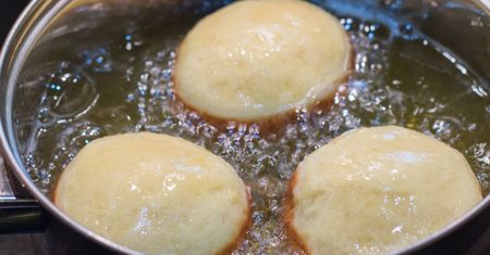 Jak smażyć pączki na tłusty czwartek? Jest jedna zasada, która sprawi, że będą znakomite