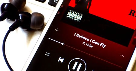 Spotify cenzuruje playlisty, znikają utwory muzyków oskarżanych o przemoc i gwałty