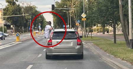 Podczas jazdy wysiadł zza kierownicy i stanął na drzwiach. To wszystko za napój energetyczny
