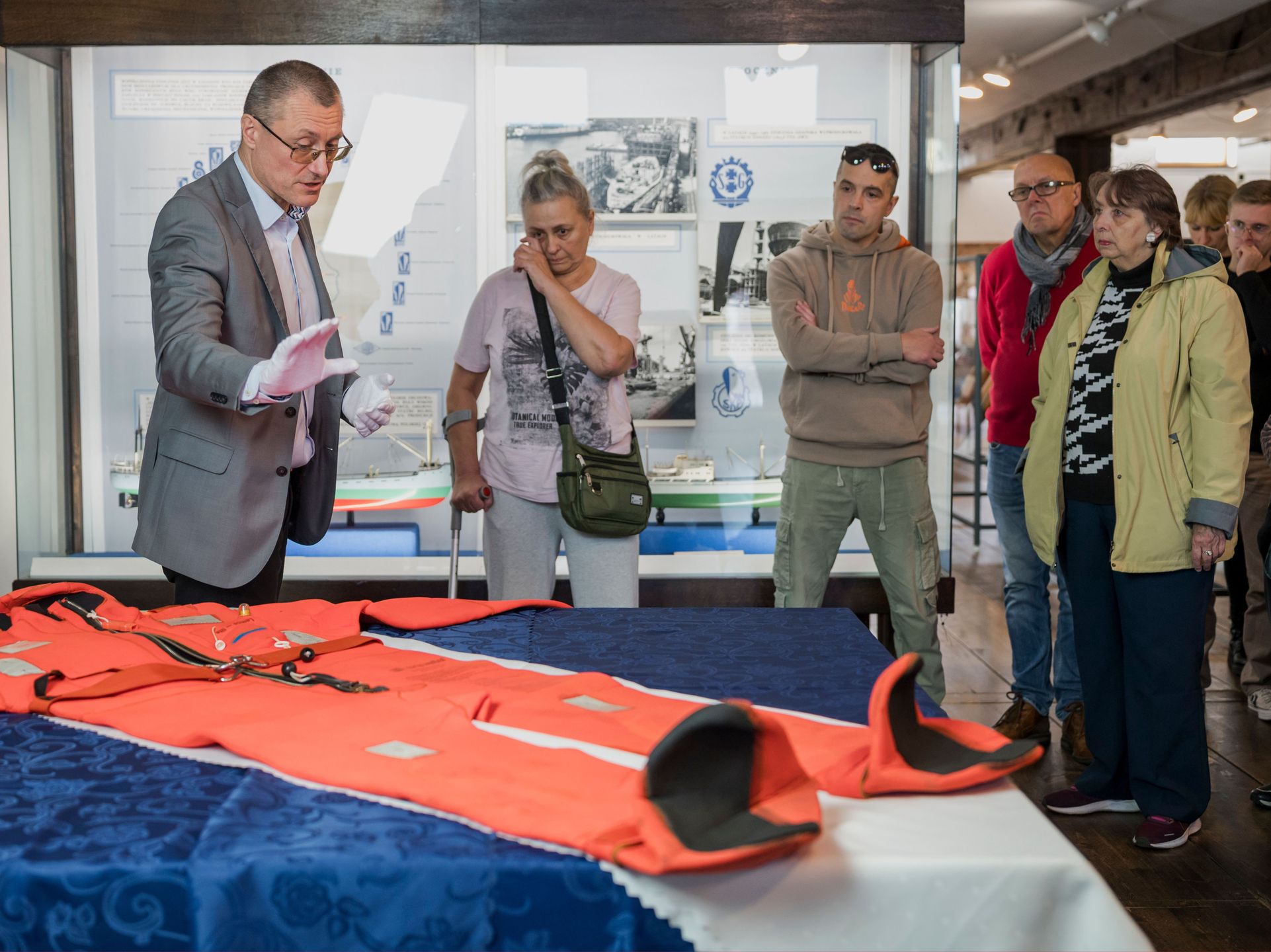 Dr Marcin Westphal podczas prezentacji eksponatów z "Heweliusza"