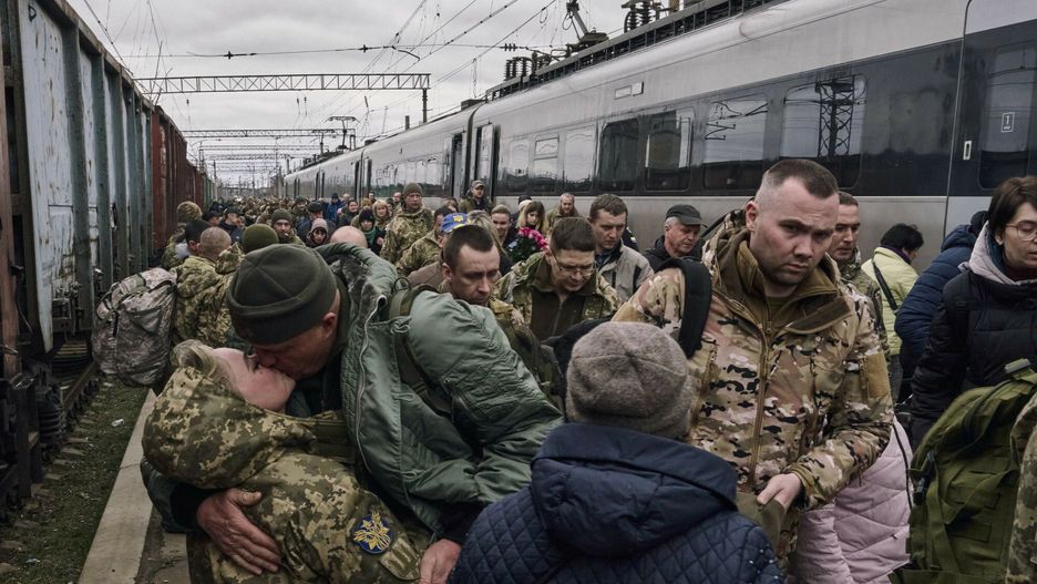 Wojna w Ukrainie rok 2023
A Ukrainian woman soldier, left, kisses her husband as they meet at a railway station close to the frontline in Kramatorsk, Donetsk region, Ukraine, Wednesday, March 29, 2023. (AP Photo/Libkos)
LIBKOS