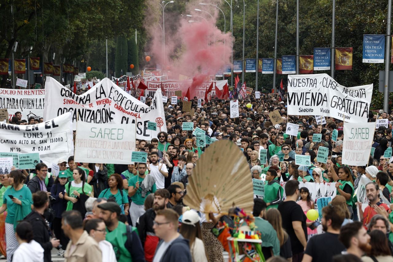 Many came to the demonstrations with expressive banners.