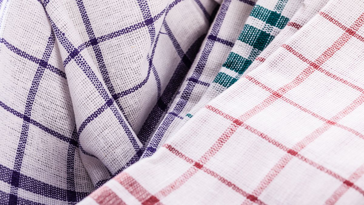 Ściereczki kuchenne będą jak nowe. Wykorzystaj trik babci