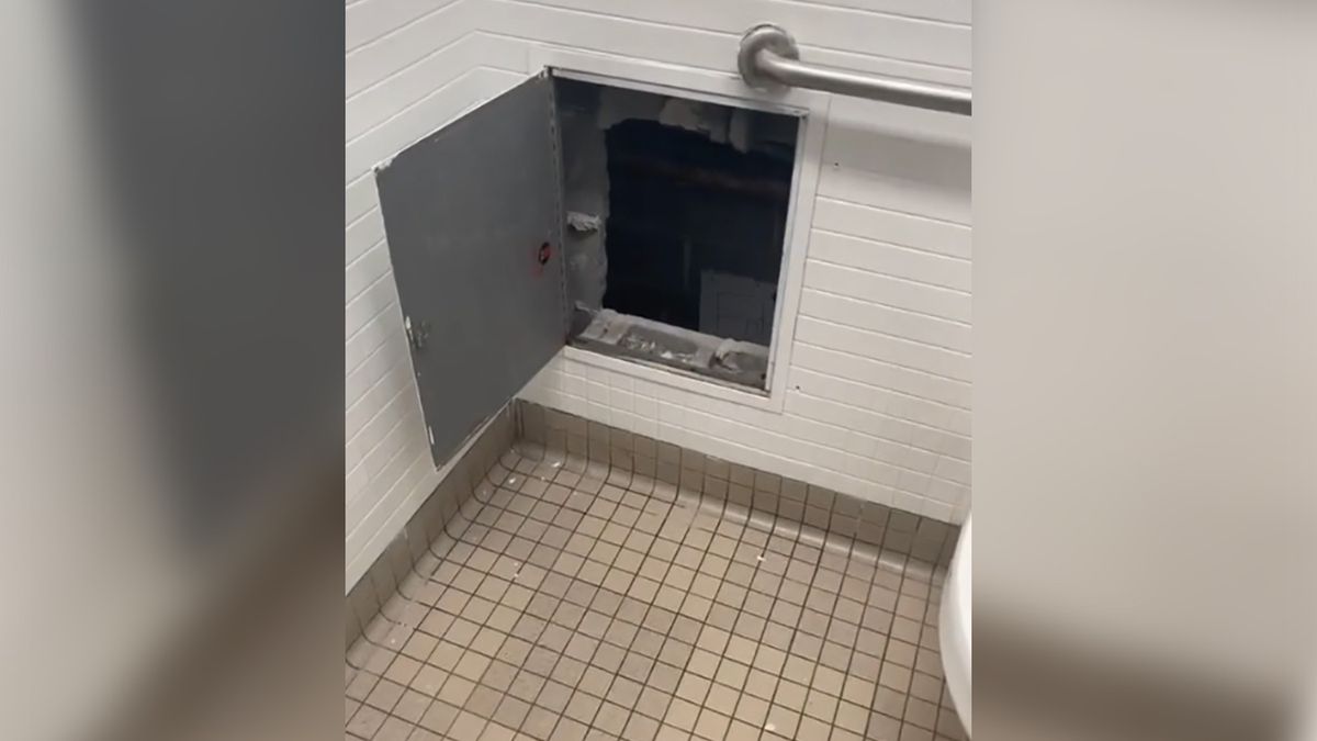 Uczeń odkrył w szkolnej łazience tajne przejście